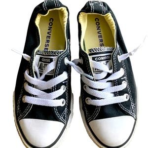 Converse little boy size 13 converse sneaker black and white great condition
